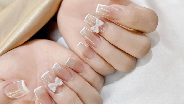 Mẫu nail nhẹ nhàng và sang trọng dành cho nữ sinh
