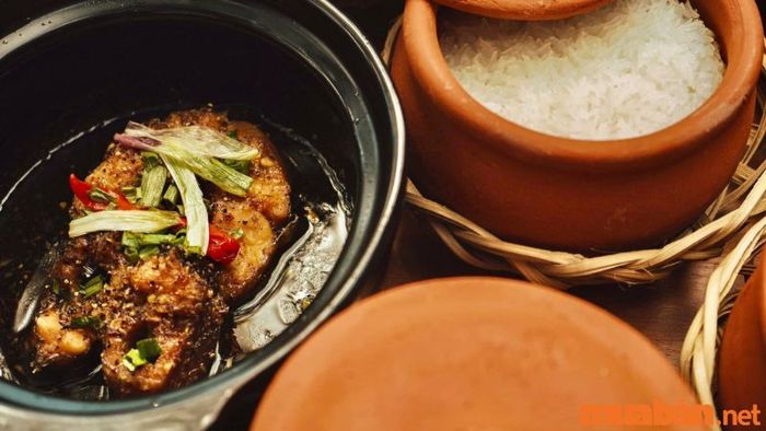 Trưa nên ăn gì ở Đà Lạt - Tiệm cơm niêu Nhà Lá