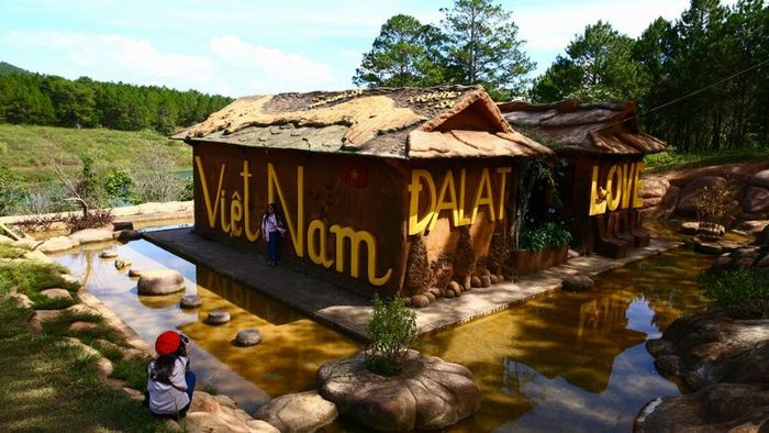 Khám phá hai ngôi nhà đất đỏ bazan