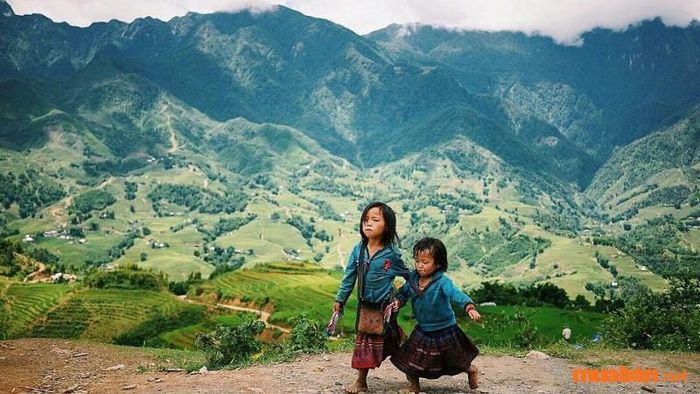Con đường dẫn đến bãi đá cổ Sa Pa khá quanh co, với nhiều đoạn dốc và nguy hiểm.