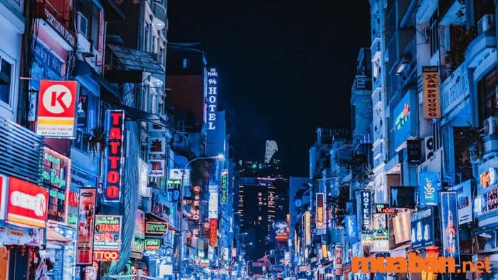 Phố Đi Bộ Bùi Viện, điểm đến lý tưởng cho những tín đồ yêu thích sự sôi động (Nguồn ảnh: Sưu tầm)