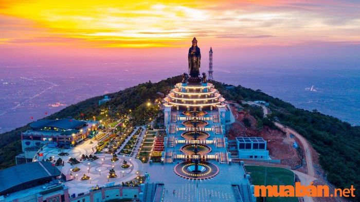 Núi Bà Đen Tây Ninh là điểm đến lý tưởng cho những ai yêu thích khám phá (Nguồn ảnh: Sưu tầm)