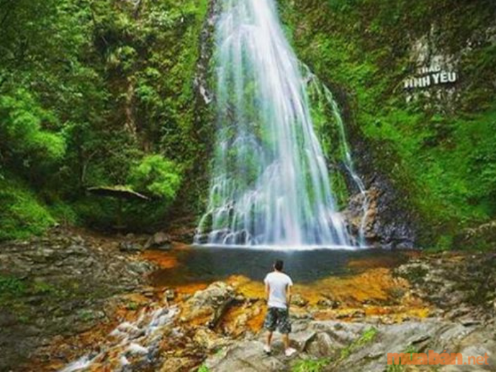 Chụp ảnh tại thác Tình Yêu