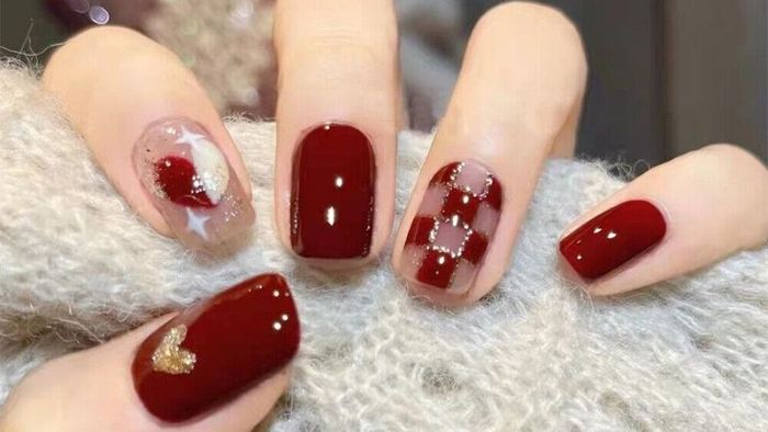 Năm 2024, các mẫu nail màu đỏ sẽ trở thành xu hướng được nhiều người ưa chuộng.