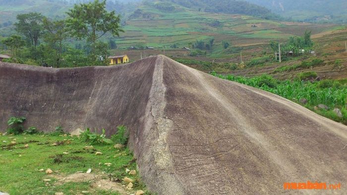 Sapa quyến rũ du khách bởi vẻ đẹp thiên nhiên thơ mộng, nổi bật với các đường nét chạm khắc trên bãi đá cổ.