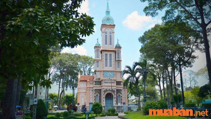 Nhà thờ Thánh Nữ Jeanne d'Arc nổi bật với thiết kế mang đậm phong cách Gothic phương Tây (Nguồn ảnh: Sưu tầm)