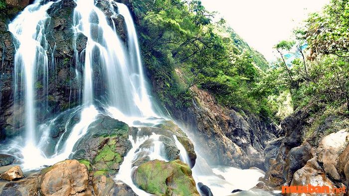 thác được hình thành từ suối Tiên cùng dãy núi Hoàng Liên Sơn