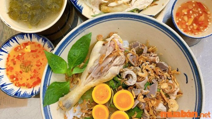 Buổi sáng nên ăn gì ở Đà Lạt - Bánh ướt lòng gà Trang