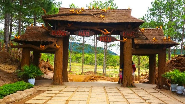 Khám phá đường hầm điêu khắc Đà Lạt