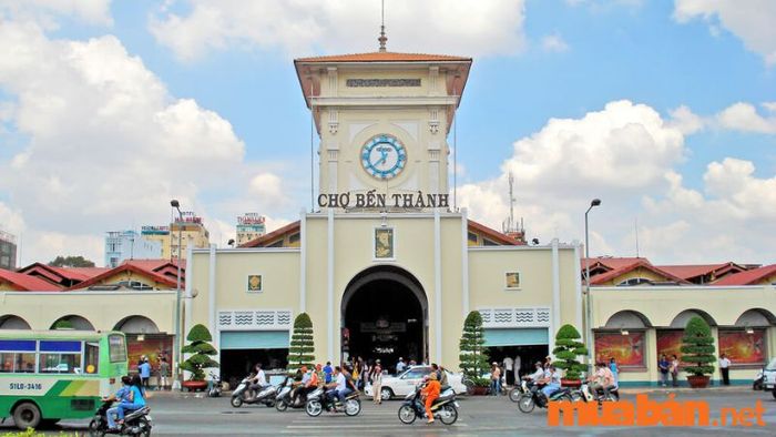 Chợ Bến Thành với kiến trúc cổ kính, là biểu tượng cho lịch sử và văn hóa của Sài Gòn (Nguồn ảnh: Sưu tầm)
