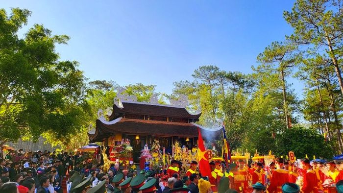 Thăm đền Âu Lạc