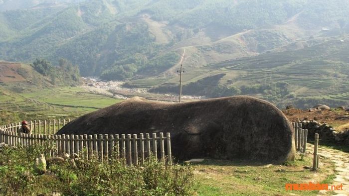 Sapa quyến rũ du khách với khung cảnh thiên nhiên tuyệt đẹp, nổi bật với các đường nét điêu khắc trên bãi đá cổ Sapa.