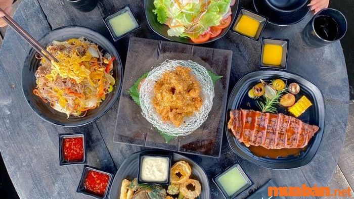 Trưa nên ăn gì ở Đà Lạt - Đồ nướng và lẩu tại Đồi Gỗ Cháy