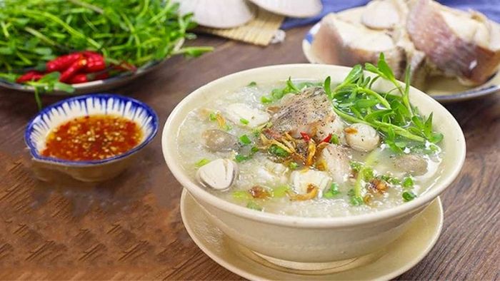 Một trong những món ăn đặc trưng nổi bật tại Khu du lịch Thác Prenn chính là cháo cá lóc.