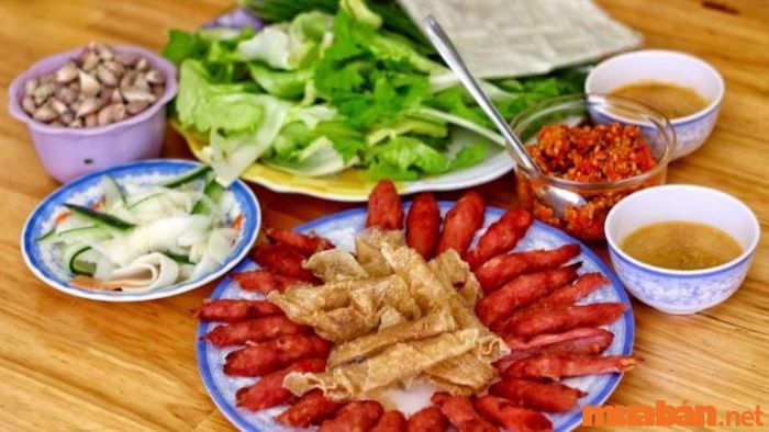 Ăn gì ở Đà Lạt? Nem nướng Bà Hùng nổi tiếng