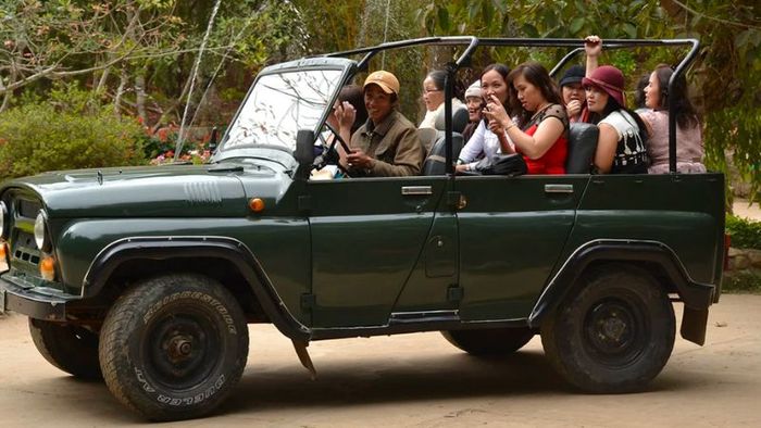 Trải nghiệm lái xe Jeep băng rừng tại thác Prenn