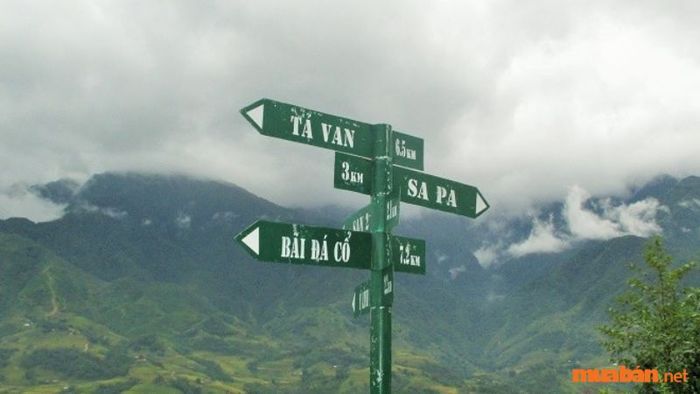 Sapa cuốn hút du khách nhờ khung cảnh thiên nhiên nên thơ, với những đường nét điêu khắc trên bãi đá cổ Sapa.