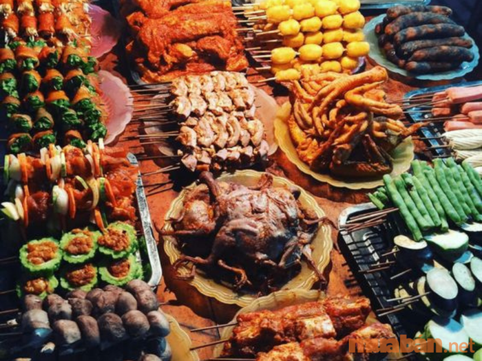 Sạp đồ nướng mang hương vị đặc trưng của núi rừng Tây Bắc