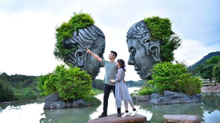 Du khách chụp ảnh tại hồ Vô Cực