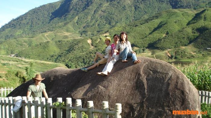 Sapa quyến rũ du khách với khung cảnh thiên nhiên thơ mộng, nổi bật bởi những đường nét điêu khắc trên bãi đá cổ Sapa.