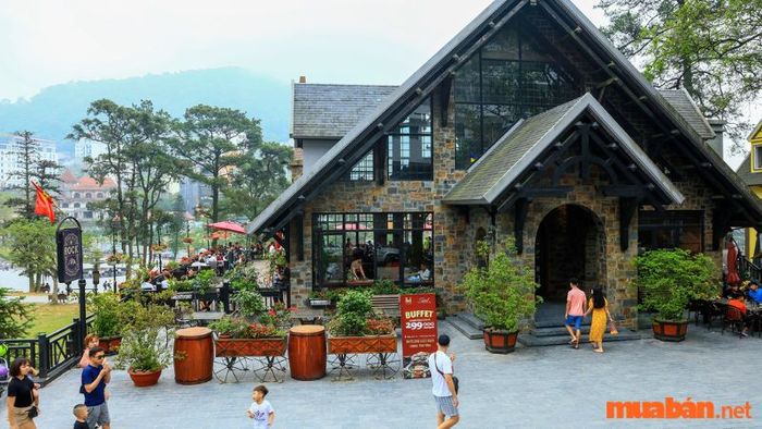 Rock Cafe – quán cà phê đẹp giữa trung tâm, thu hút đông đảo du khách đến chụp ảnh