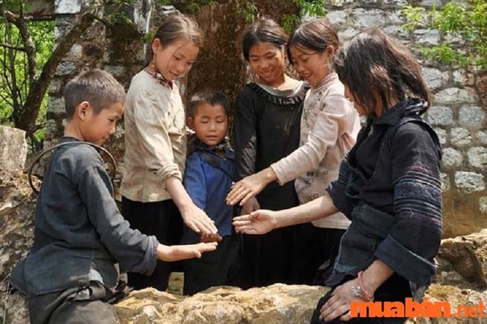 Trò chơi dân gian Việt Nam - Tay trắng tay đen