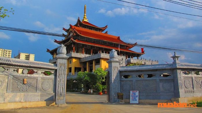 Chùa Huệ Nghiêm nổi bật với thiết kế độc đáo và những đường nét chạm trổ nghệ thuật tinh xảo.