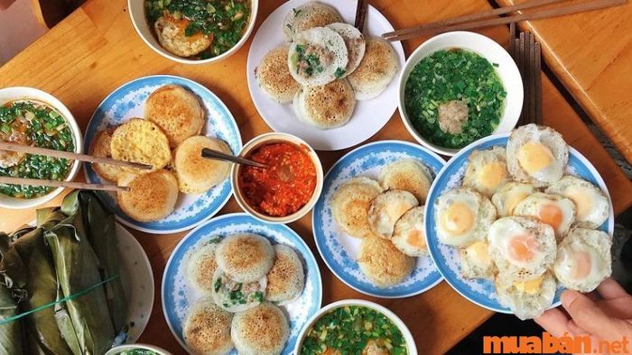 Thưởng thức món bánh căn