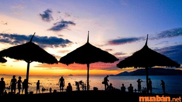 Hoàng hôn lãng mạn tại vịnh biển Nha Trang