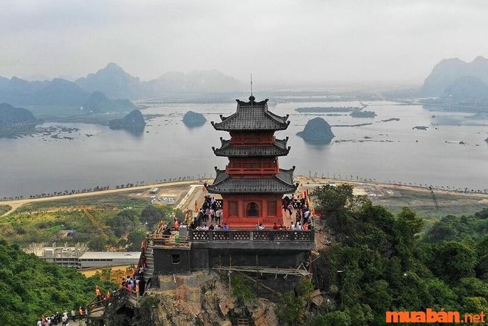 Mỗi công trình bên trong thờ một vị thần hoặc Phật riêng biệt.