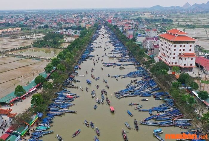 Phương tiện chính để du khách tham quan chùa Hương là đò.