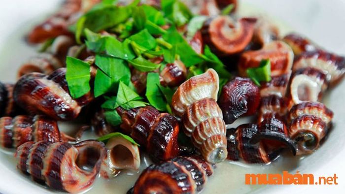 Món đặc sản Hậu Giang này mang hương thơm từ sả, vị béo của nước dừa và thường được chấm cùng muối tiêu chanh.