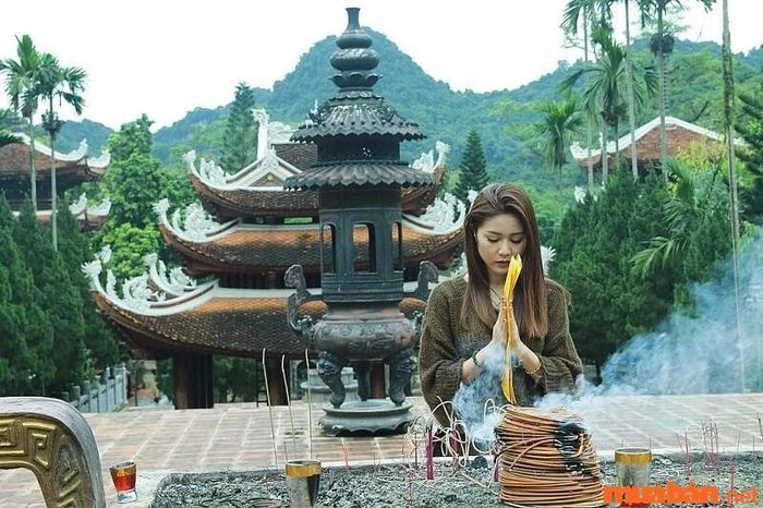 Đi chùa Hương cầu mong con cái, bình an, và công danh.