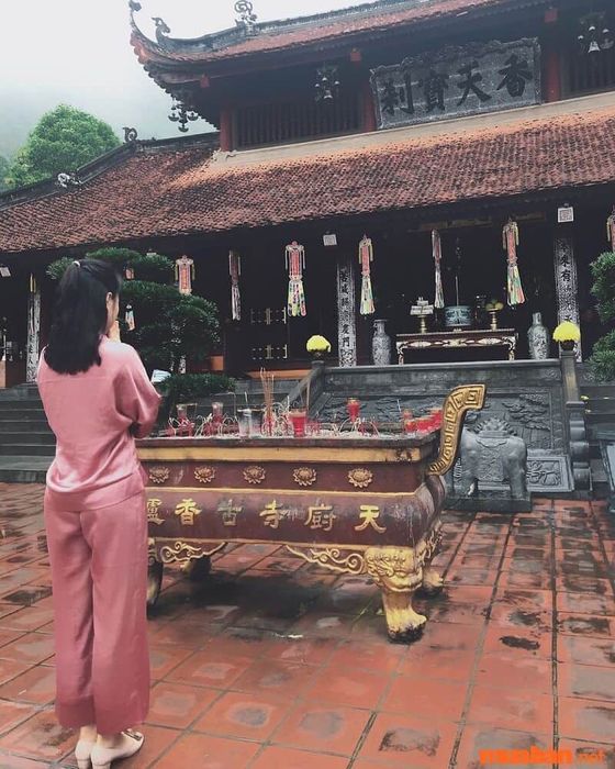 Hãy chọn trang phục kín đáo và lịch sự khi tham quan chùa Hương.