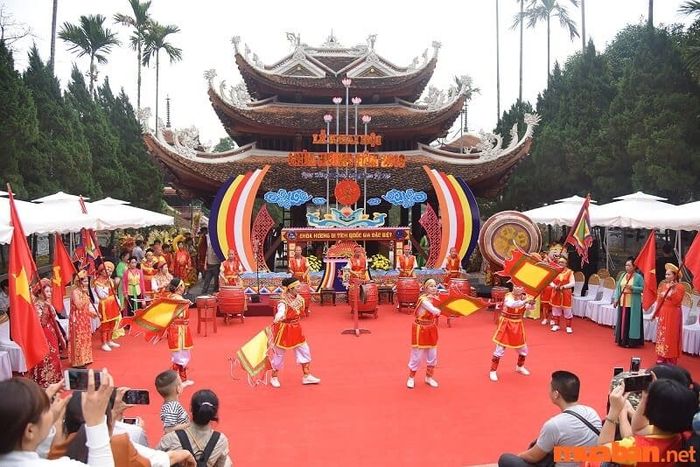 Lễ hội chùa Hương.