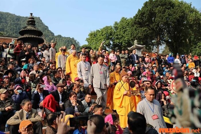 Thời điểm lý tưởng để đến Chùa Hương là từ tháng Giêng đến tháng 3 Âm lịch vì lễ hội rất nhộn nhịp.
