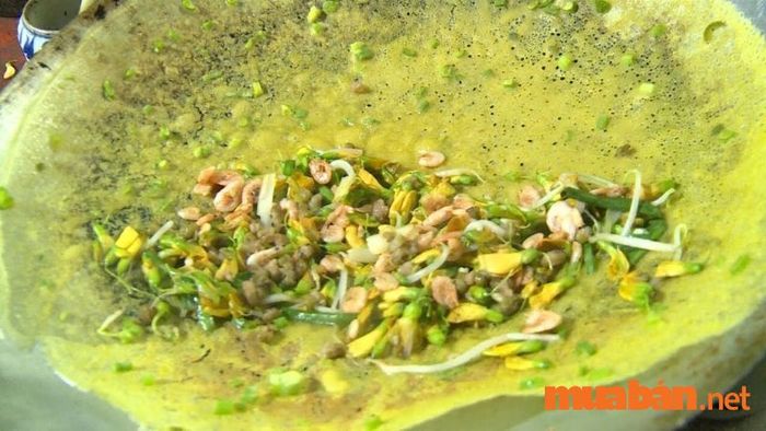 Bánh xèo bông điên điển là món ăn mà bất kỳ ai đã thưởng thức đều không thể quên.