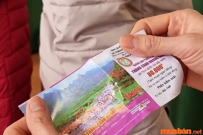 Mức giá vé tham quan quần thể danh thắng chùa Hương là 80.000 VNĐ/người lớn.