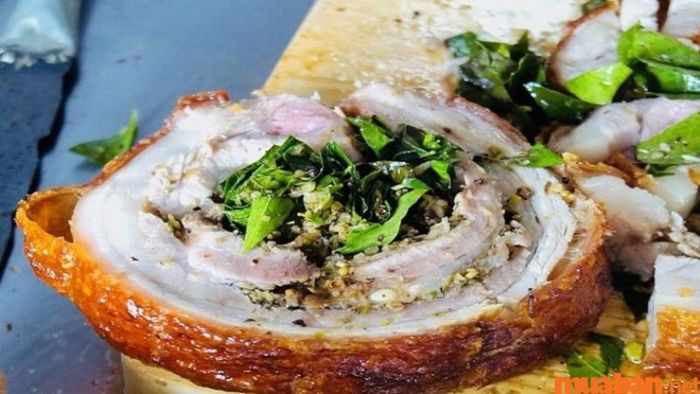 Heo quay lá mắc mật là một trong những đặc sản nổi tiếng của Lạng Sơn.