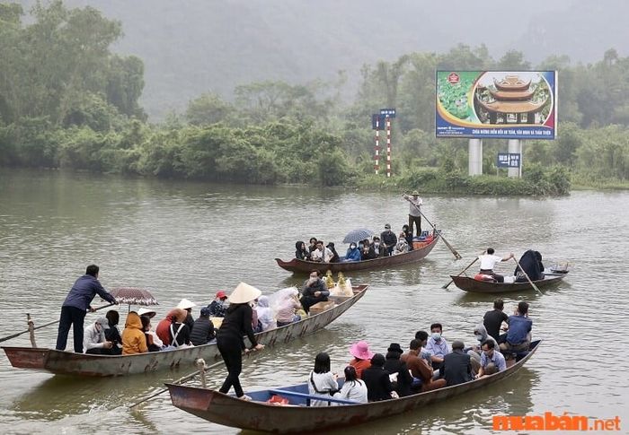 Hãy kiểm tra dự báo thời tiết trước khi đến chùa Hương.