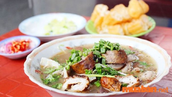 Cháo lòng Cái Tắc, tưởng như quen thuộc nhưng lại lạ lẫm, đã chinh phục cảm tình của nhiều lữ khách.