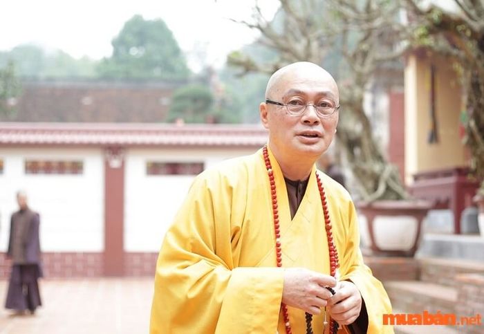 Người trụ trì hiện nay của chùa Hương là Thượng tọa Thích Minh Hiền.