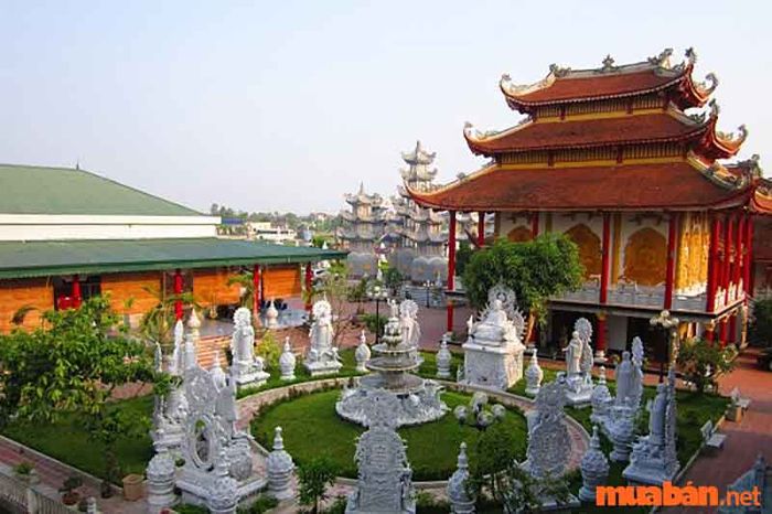 Chùa Cao Linh sở hữu những tòa bảo tháp bằng đá tinh xảo được đặt hai bên tòa chính điện