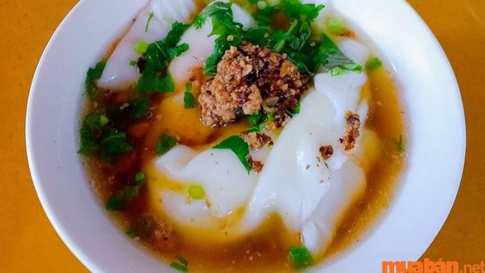 Bánh cuốn trứng với lòng đỏ trứng chín tới bên trong.