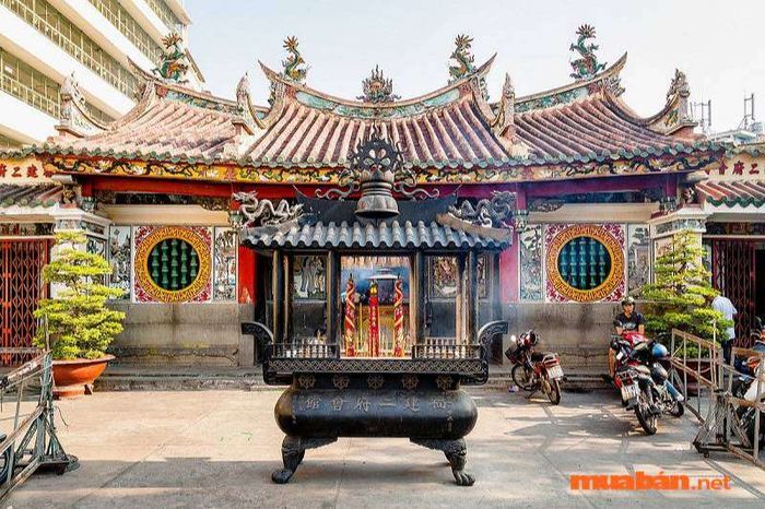 Chùa Ông quận 5 - Hình ảnh khung cảnh bên ngoài chùa