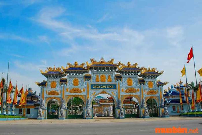 Cổng ngũ quan hoành tráng của Chùa Cao Linh Hải Phòng