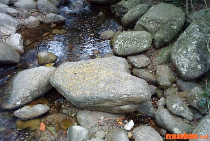 Chùa Hương thờ ai? Suối Giải Oan.