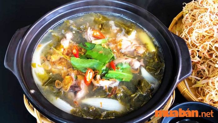 Khi đến Hậu Giang, du khách không thể bỏ qua món lẩu mẻ đặc sản của vùng đất này.
