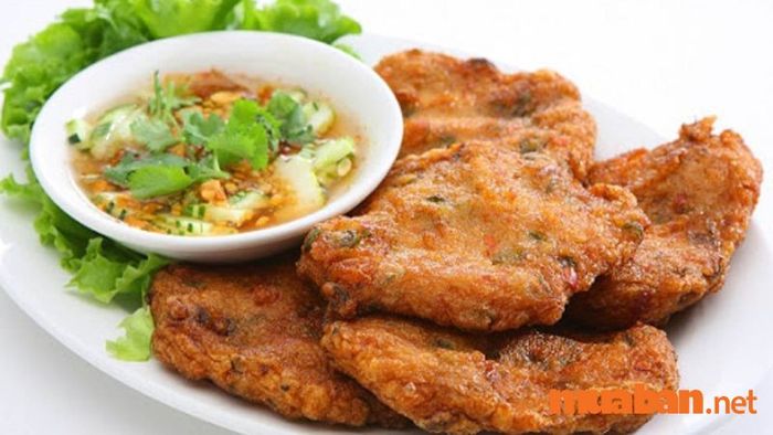 Món chả cá thác lác Hậu Giang sẽ trở nên hấp dẫn hơn khi được thưởng thức cùng rau sống.