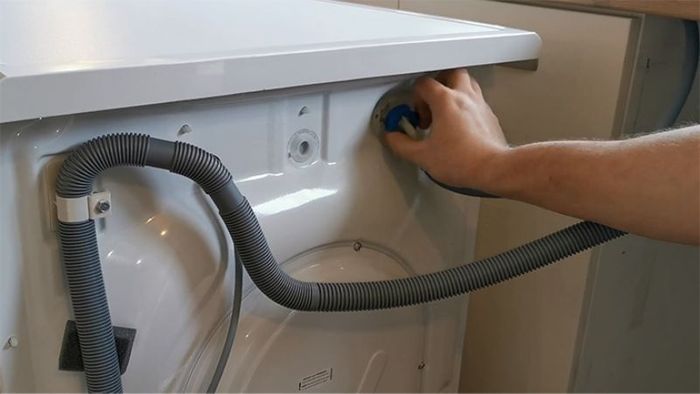 Kiểm tra xem ống xả có bị tắc nghẽn hay không
